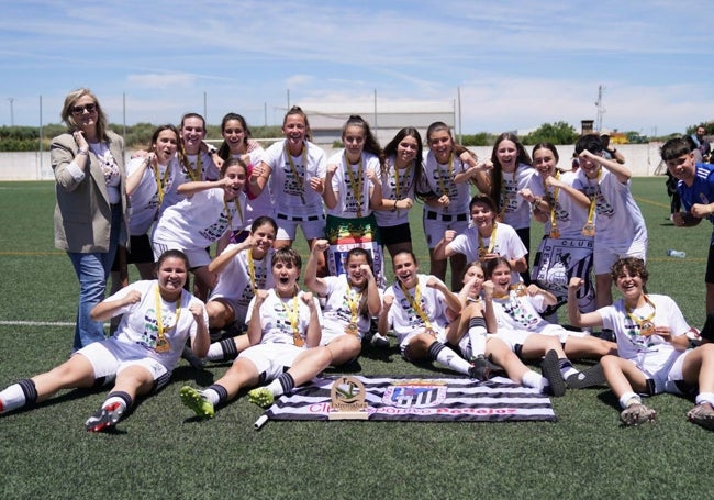 Las cadetes del Badajoz Femenino celebran el título del Campeonato de Extremadura en Guareña.