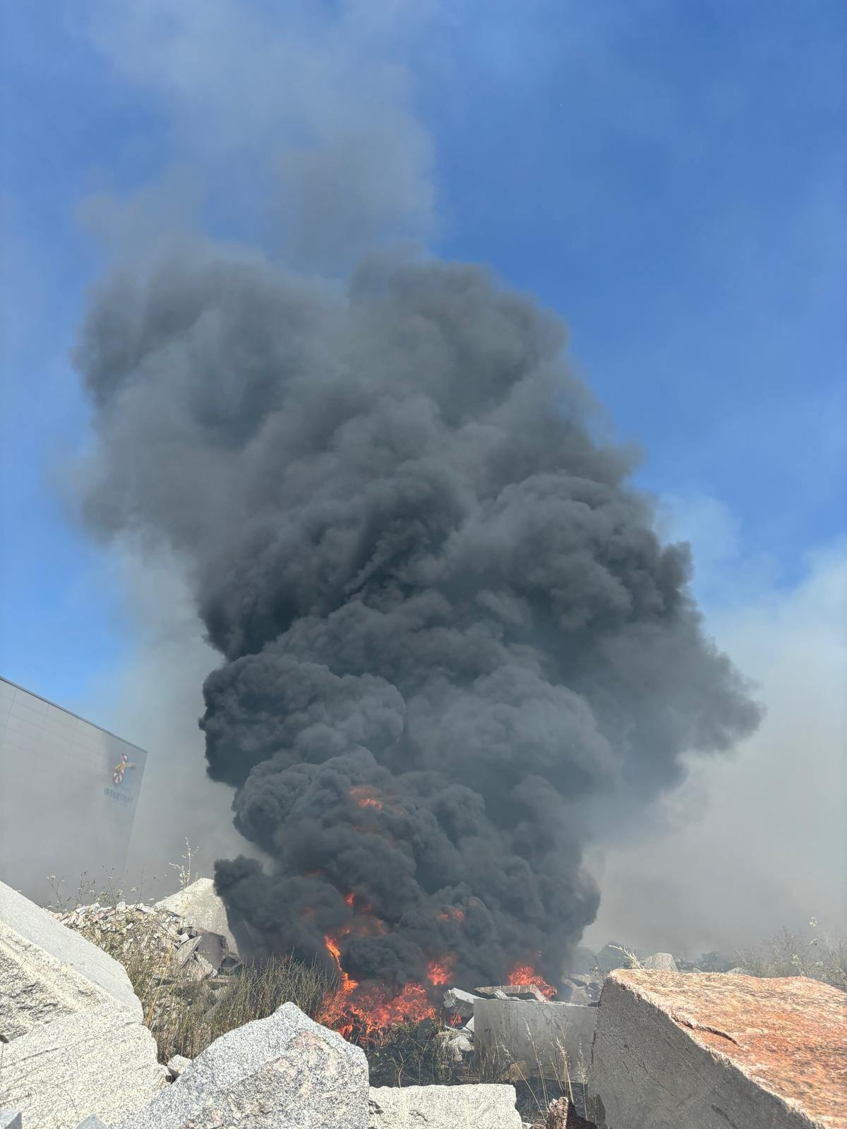 Fotos | Así ha sido el incendio en una fábrica de mármol abandonada de Montijo
