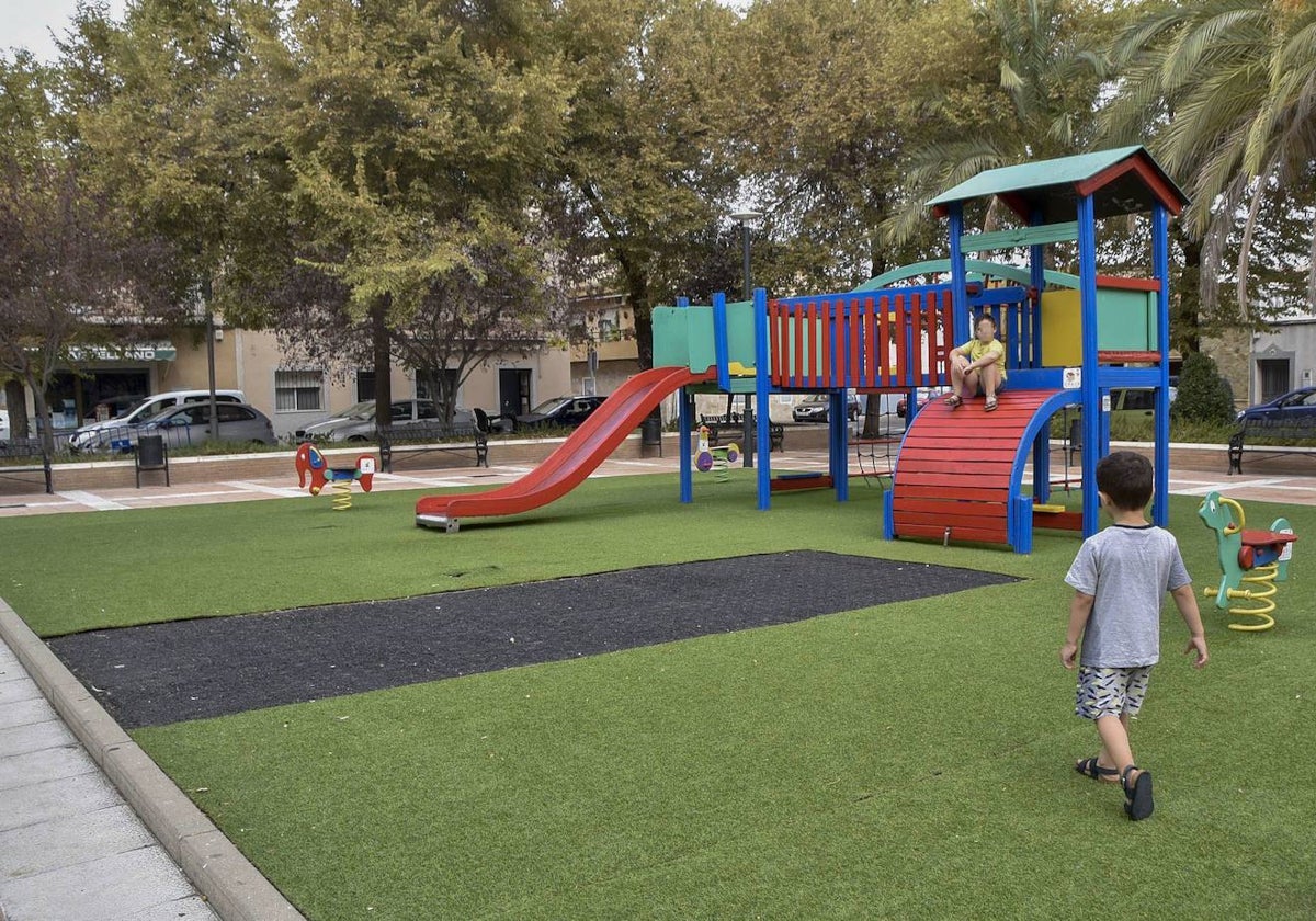 Niños jugando en un parque de Badajoz.