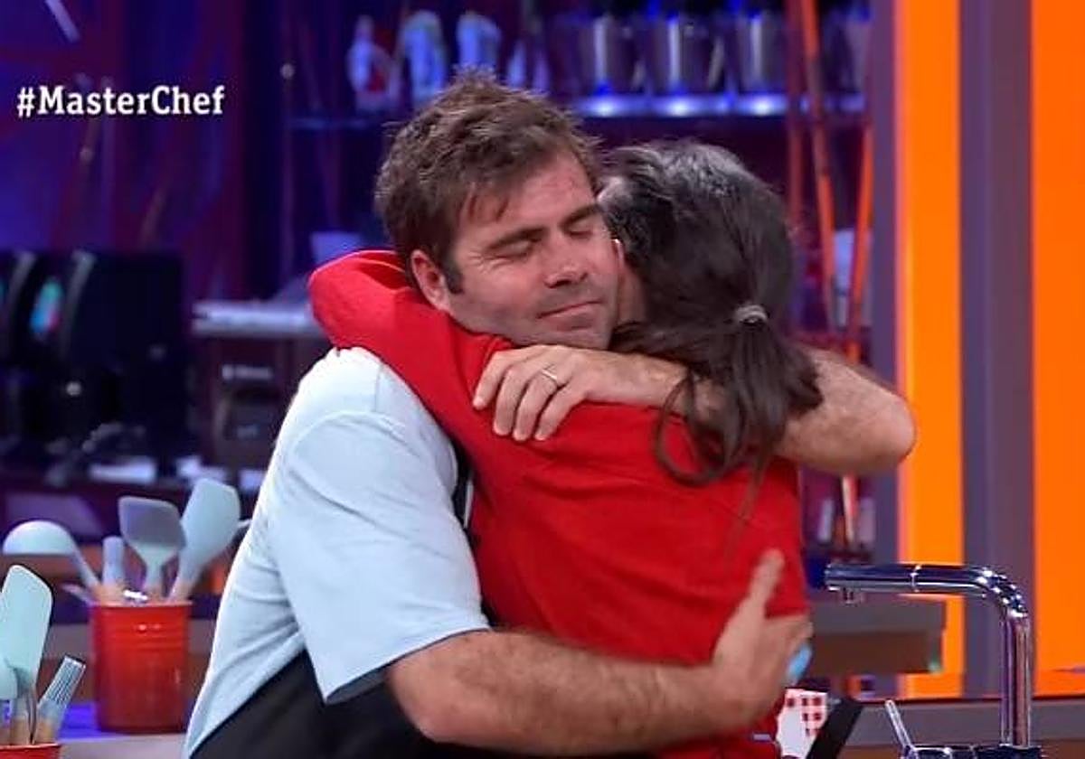 Pulga y María se fundieron en un abrazo cuando los jueces anunciaron que el primero era el expulsado de la semana.