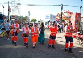 Personal de Cruz Roja, este martes en el Recinto Ferial de Cáceres.