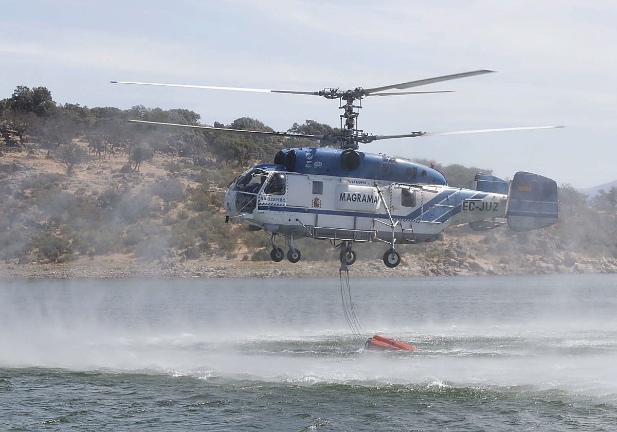 Un Kamov carga agua. Puede almacenar hasta 4.500 kilos.