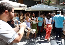 Ambiente en la calle Obispo Ciriaco Benavente, este jueves a mediodía al paso de la charanga.