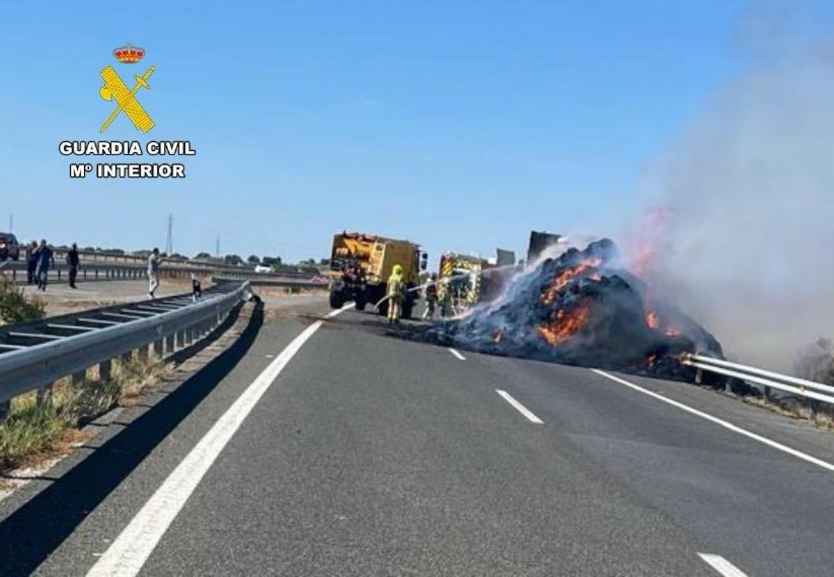 Los bomberos trabajando en el lugar de los hechos para sofocar las llamas.