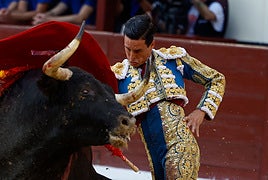Los diestros David Galván (d), Víctor Hernández (i) y Daniel Luque (c) durante el festejo de la Feria de San Isidro celebrado este jueves en la Monumental de Las Ventas.