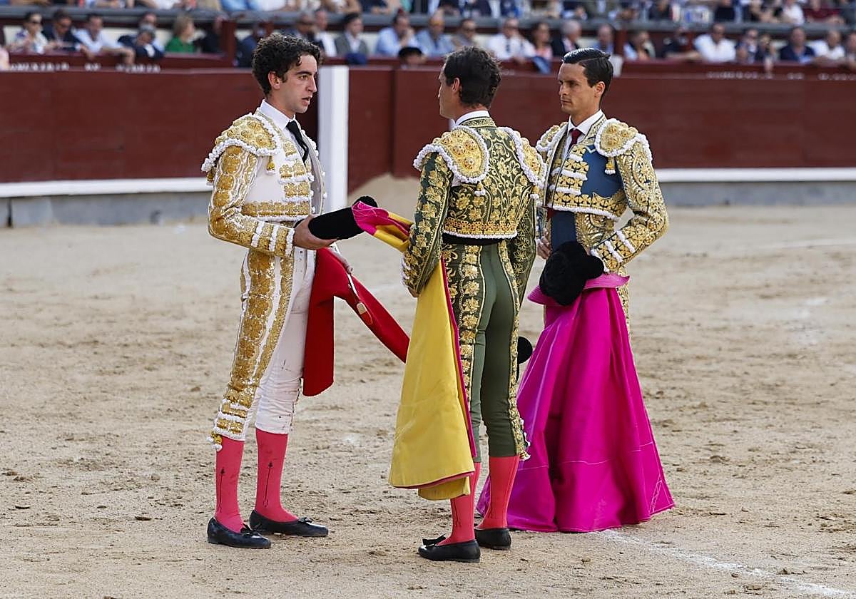 Los diestros David Galván (d), Víctor Hernández (i) y Daniel Luque (c) durante el festejo de la Feria de San Isidro celebrado este jueves en la Monumental de Las Ventas.