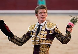 El diestro Borja Jiménez con el trofeo conseguido al primero de su lote durante la corrida celebrada este viernes en la plaza de toros de Las Ventas incluida en la Feria de San Isidro.