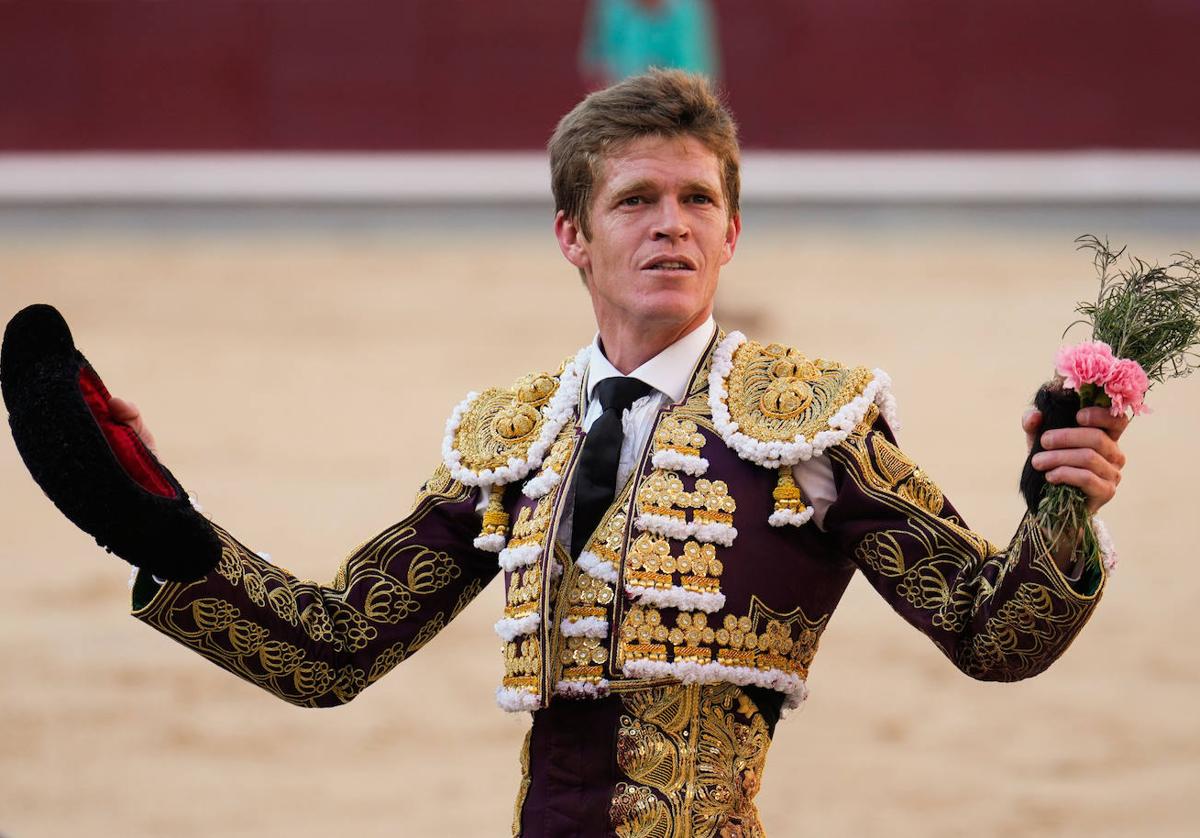 El diestro Borja Jiménez con el trofeo conseguido al primero de su lote durante la corrida celebrada este viernes en la plaza de toros de Las Ventas incluida en la Feria de San Isidro.