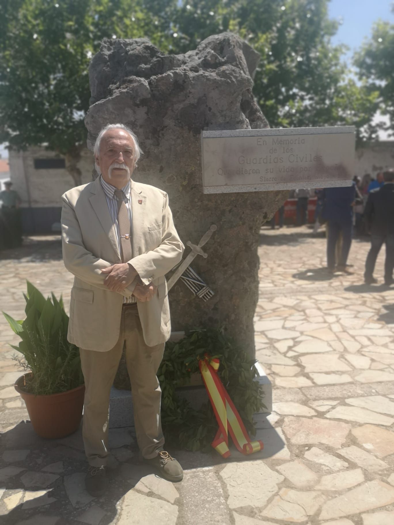 Escultura dedicada a la Guardia Civil firmada por el arquitecto Ángel González.