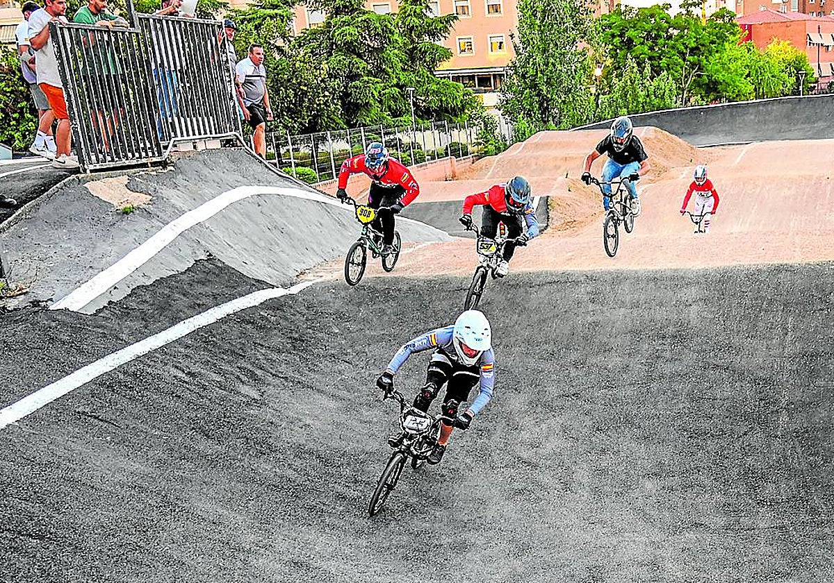 Entrenamiento para carreras en el circuito de BMX.