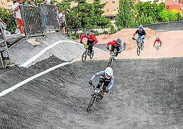Entrenamiento para carreras en el circuito de BMX.
