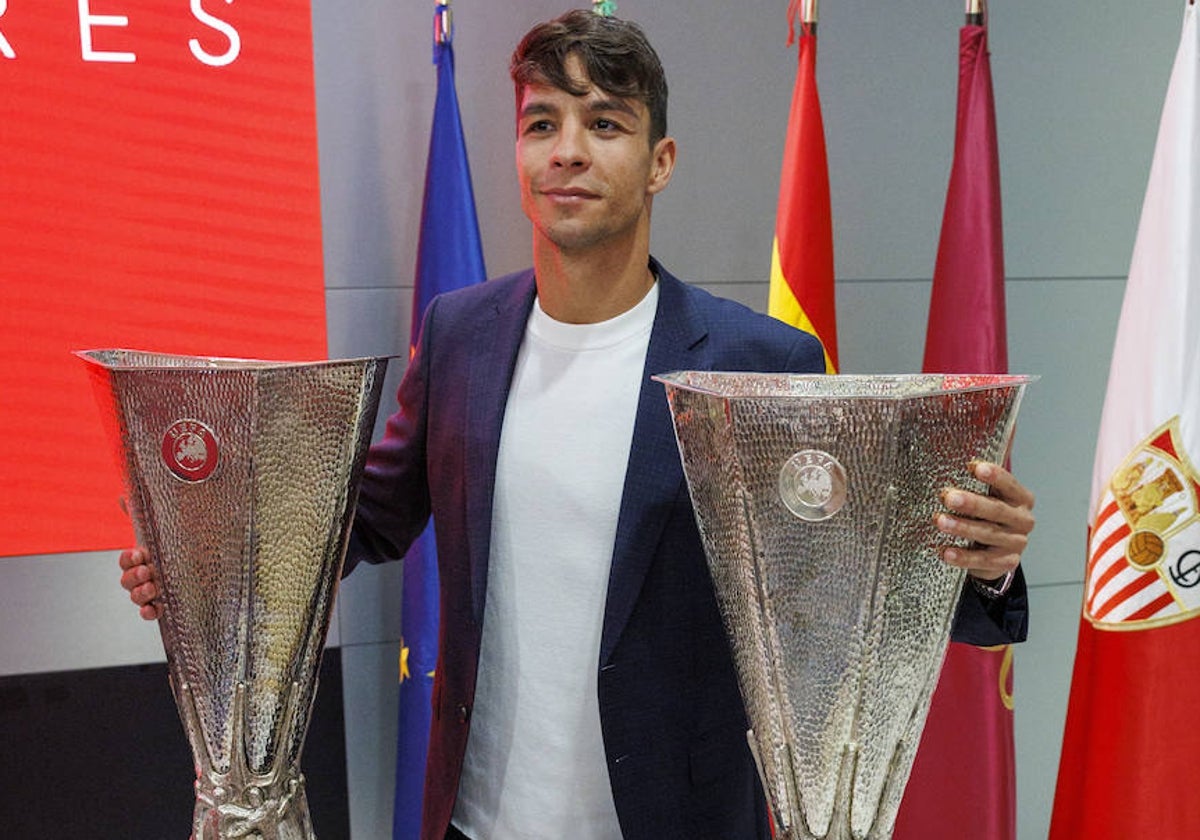 Óliver Torres durante su despedida del Sevilla.