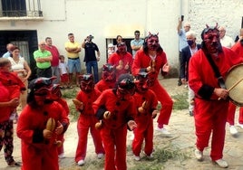 La danza y la música de Los Diablucos ambientarán las calles de Helechosa de los Montes.