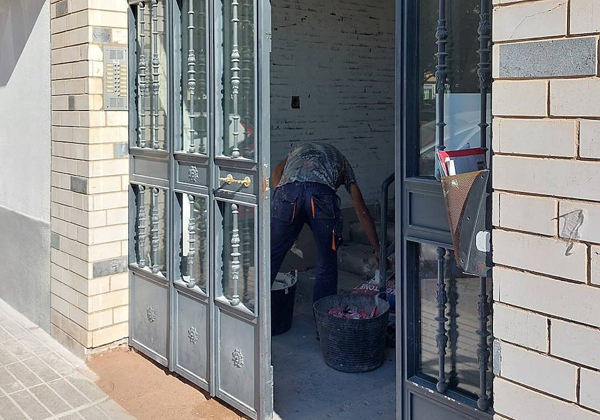 Portal de la vivienda en la que dos ancianos han tenido que ser rescatados por la ventana de su piso.