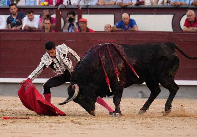 El diestro Alejandro Talavante en su faena al segundo de su lote durante el festejo taurino de la Feria de San Isidro celebrado este viernes en la Monumental de Las Ventas.