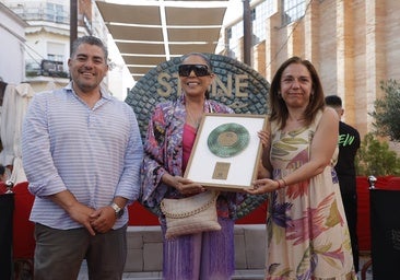 El Stone esconde a Isabel Pantoja en el acto del vinilo del paseo de los cantantes de Mérida