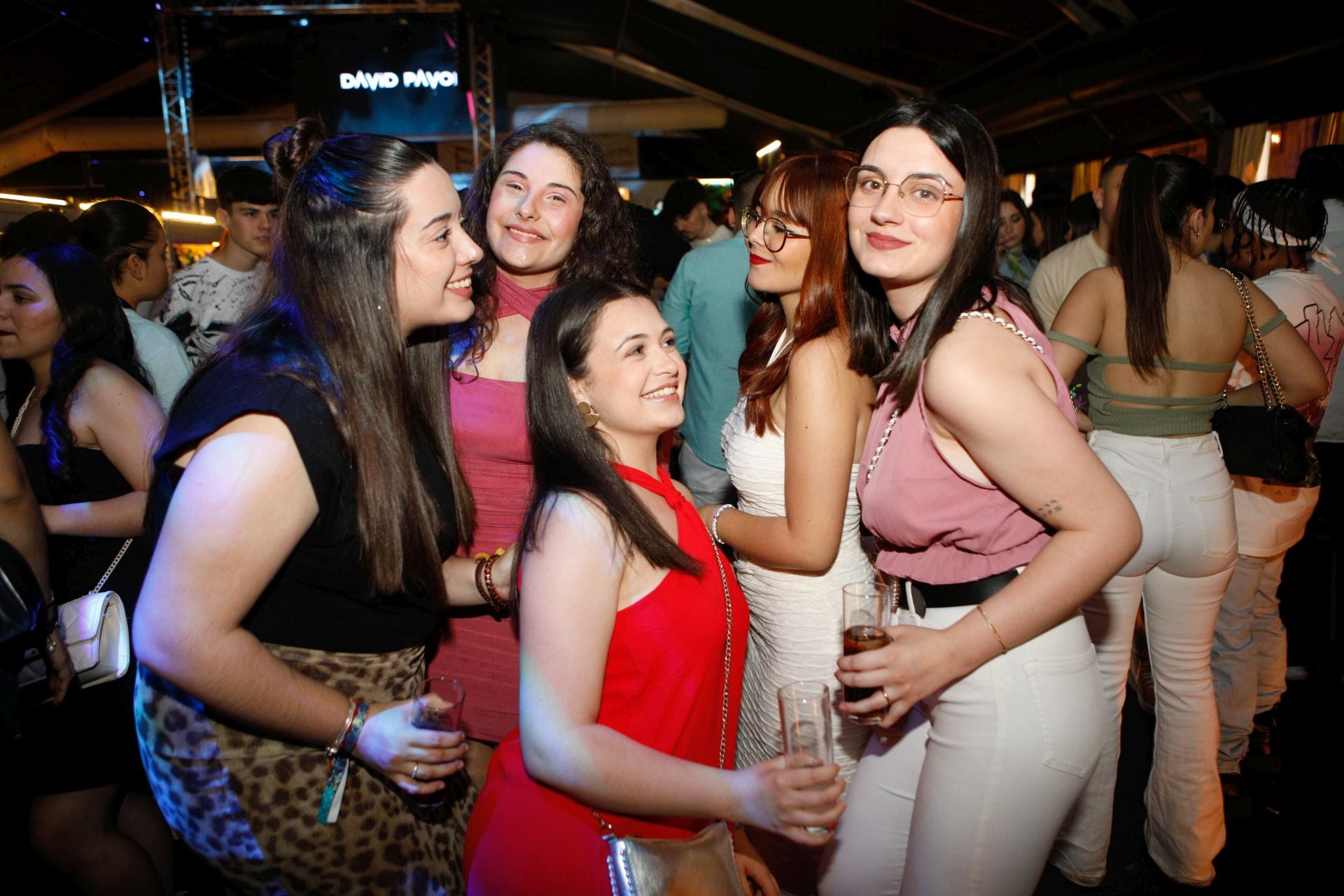 Fotos | Así disfrutan los cacereños del viernes noche en el ferial (I)