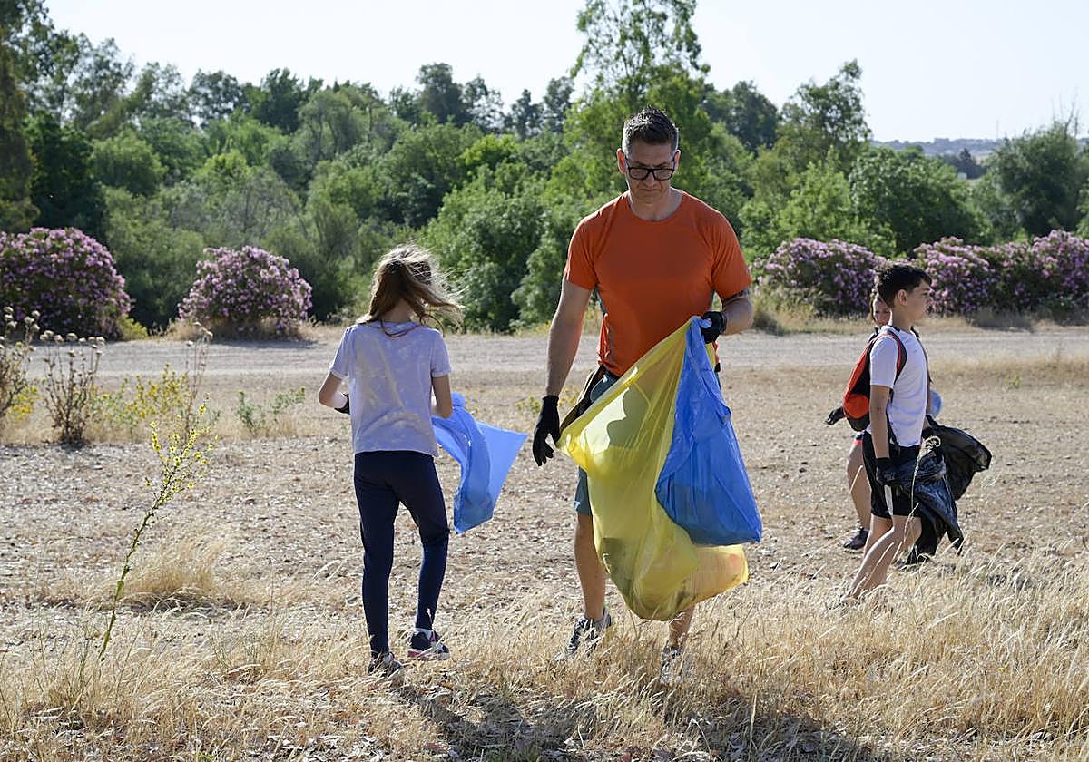 Imágenes de la jornada de limpieza de basura en el río Guadiana en Badajoz