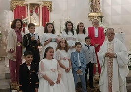 Grupo de niños y niñas que este año han hecho la Primera Comunión, junto al párroco y las catequistas.