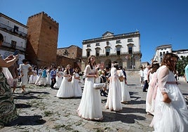 Un grupo de niñas al paso de la procesión por la Plaza Mayor.