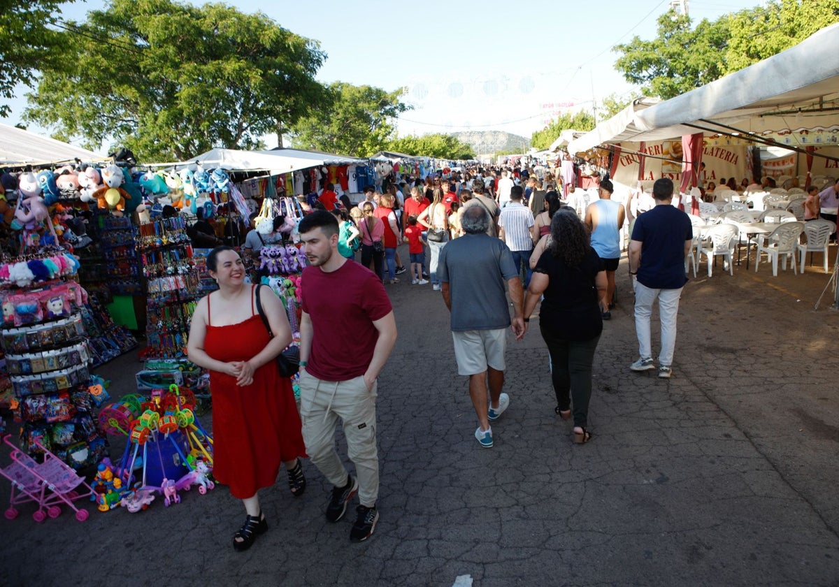 Últimos cacereños en el recinto ferial ayer domingo para despedir esta edición de San Fernando.