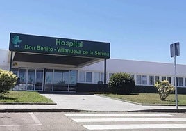 Los bomberos rescatan de un balcón a una mujer tras el incendio de una vivienda en Villanueva de la Serena