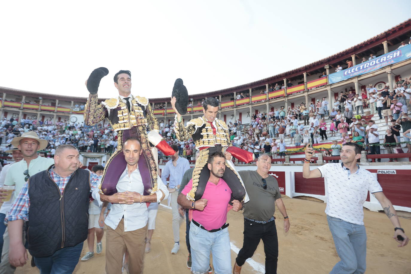 Salida a hombros de Talavante y Emilio de Justo en la Era de los Mártires de Cáceres