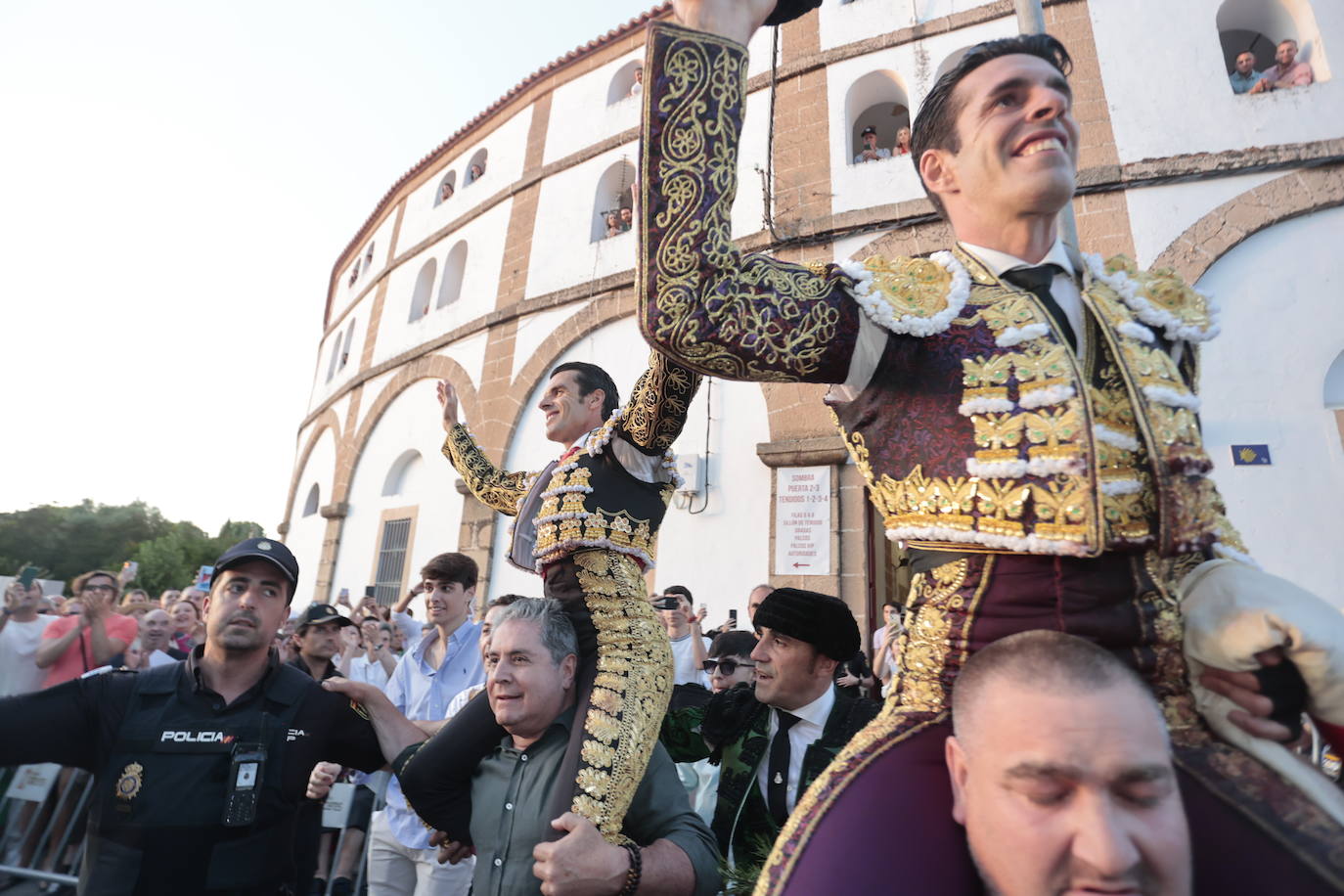 Salida a hombros de Talavante y Emilio de Justo en la Era de los Mártires de Cáceres