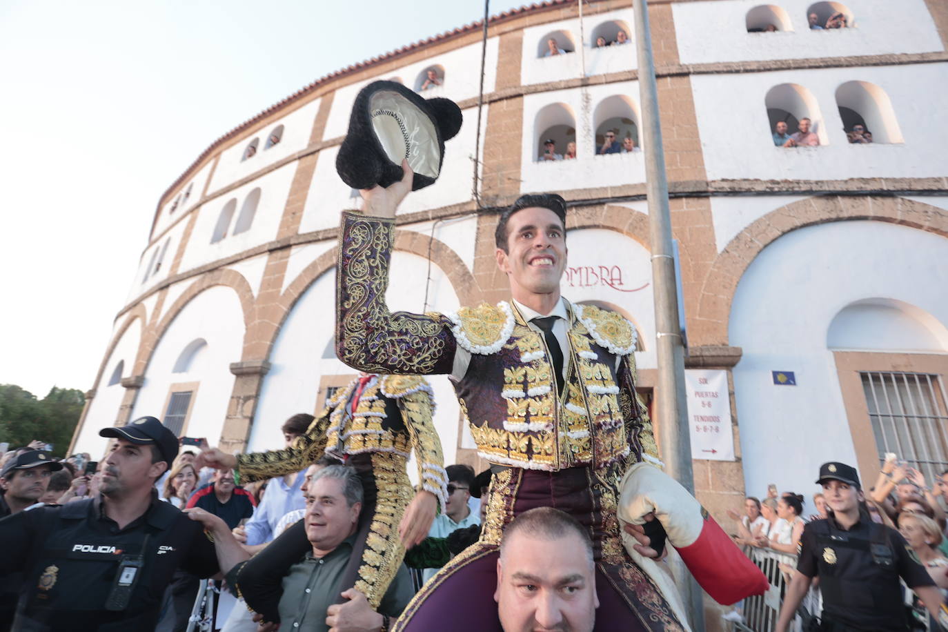 Salida a hombros de Talavante y Emilio de Justo en la Era de los Mártires de Cáceres