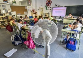 Ventilador para refrescar un aula en un colegio de Badajoz en una imagen de archivo.