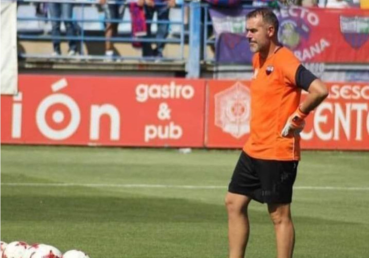 Juanma Jiménez durante su etapa como entrenador de porteros del Extremadura UD.