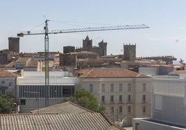 Vista general de los tres edificios que componen el recinto del Helga del Alvear, con la parte antigua de Cáceres al fondo: el almacén (izquierda), Casa Grande (en el centro) y museo (a la derecha).