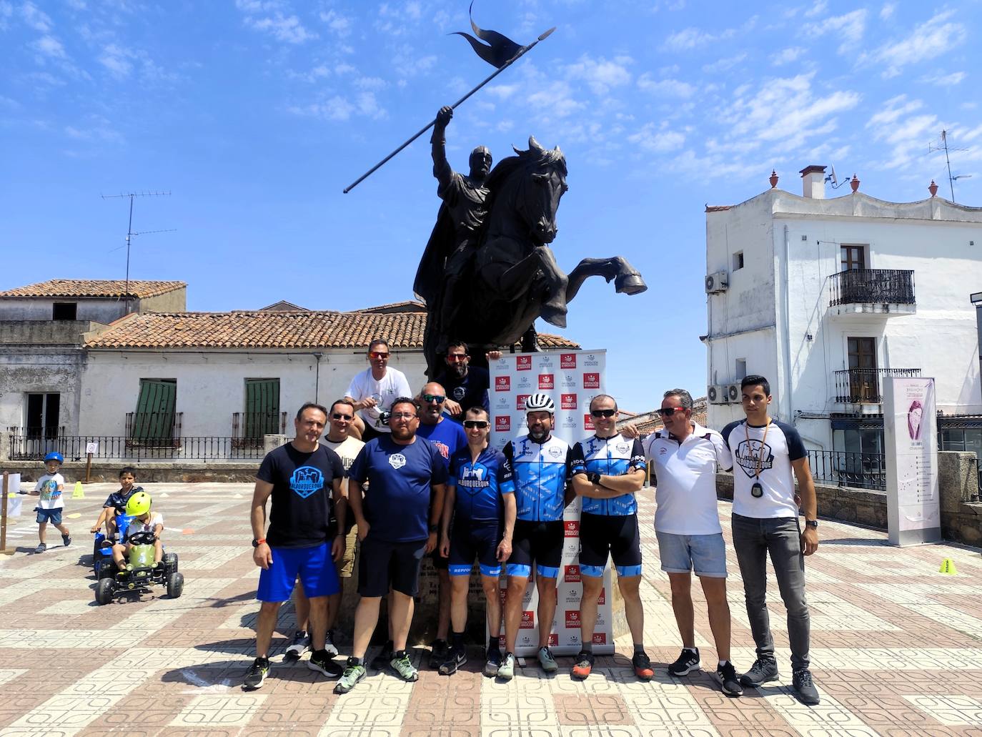 Los organizadores del evento posan en La Alameda