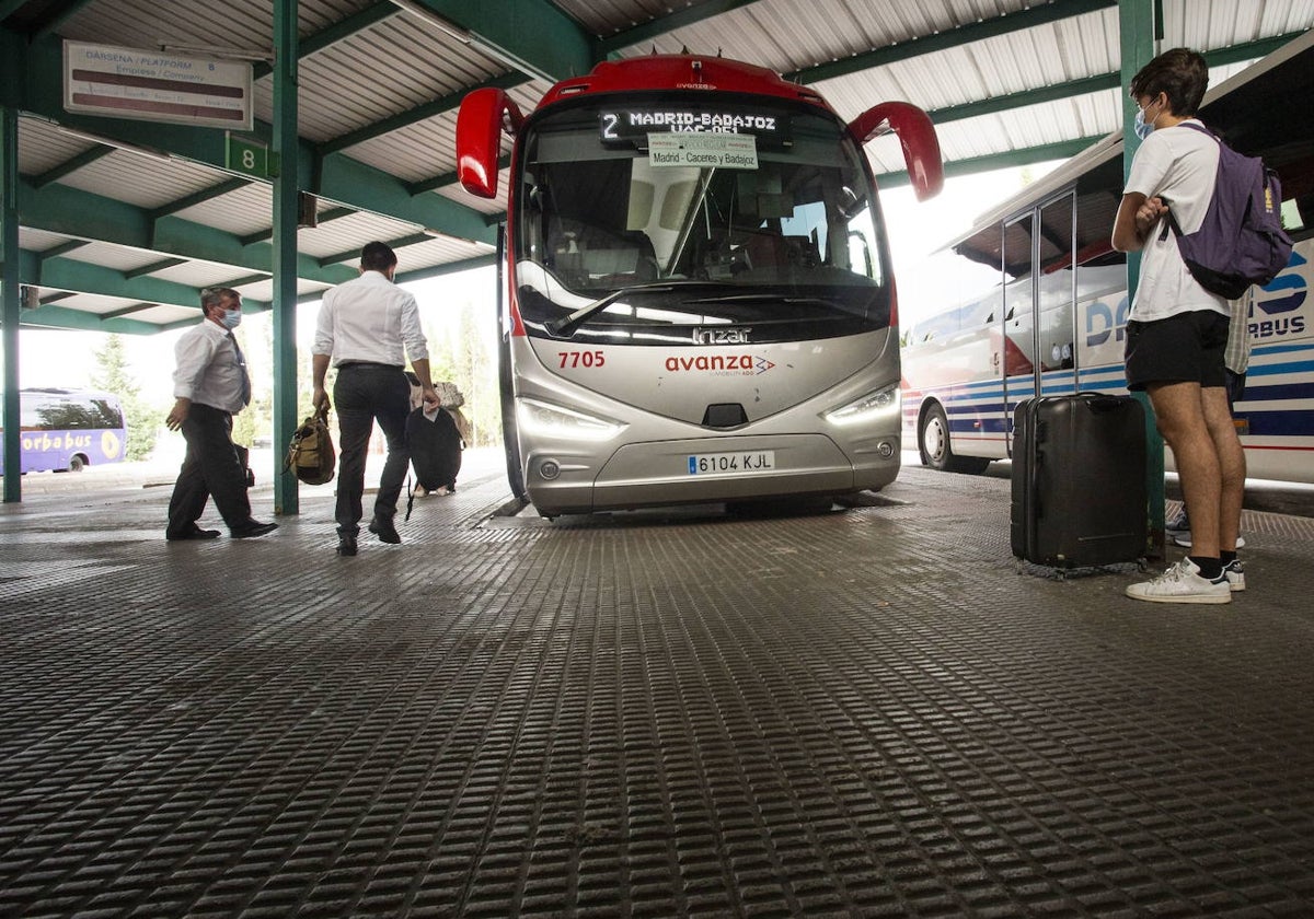 Autobús de una concesión estatal en la estación de Cáceres.