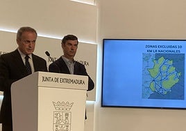 El consejero de Infraestructuras, Manuel Martín, y el director general de Movilidad de la Junta, Cristóbal Maza, ante la propuesta del Ministerio de Transportes.