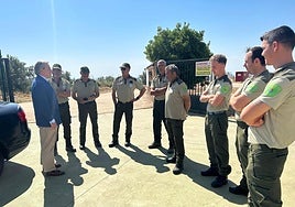 El consejero de Gestión Forestal y Mundo Rural, Ignacio Higuero, ha visitado este lunes la base del Infoex en Guadalupe.