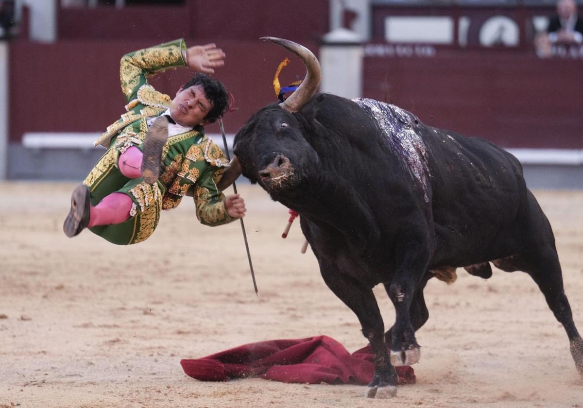 Isaac Fonseca, prendido con violencia por la espalda por el sexto, un remiendo de Torrestrella.