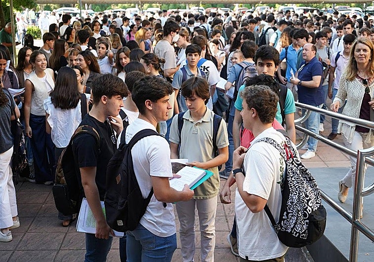 Alumnos charlan este martes en Badajoz antes de enfrentarse al examen de la EBAU.