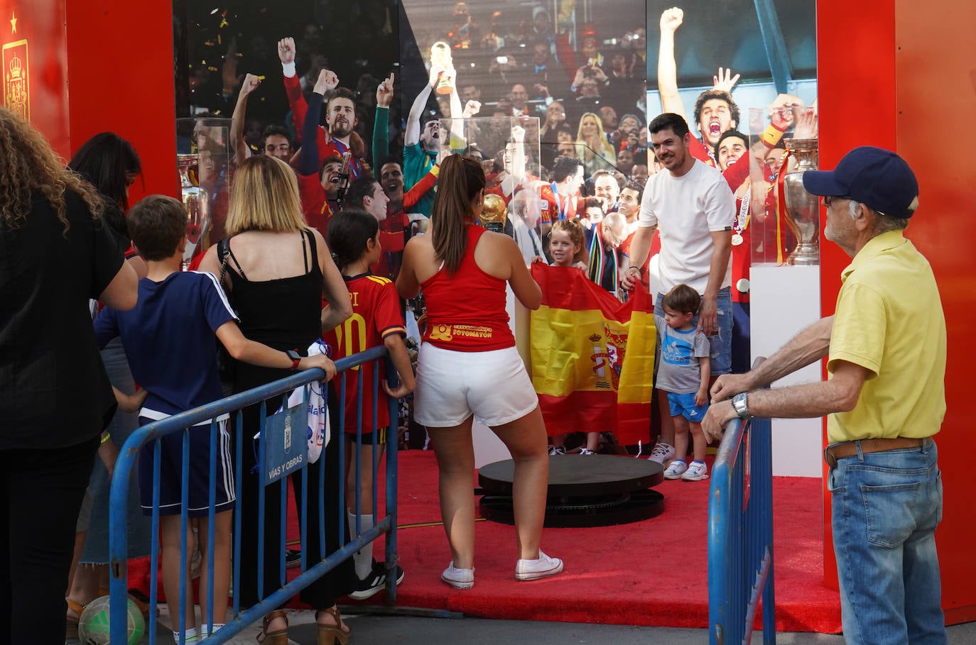 Los aficionados de la Roja disfrutan de la &#039;fan zone&#039;, en imágenes
