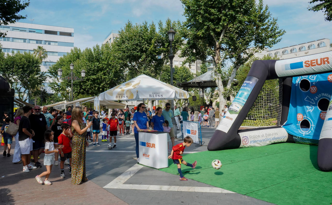 Los aficionados de la Roja disfrutan de la &#039;fan zone&#039;, en imágenes