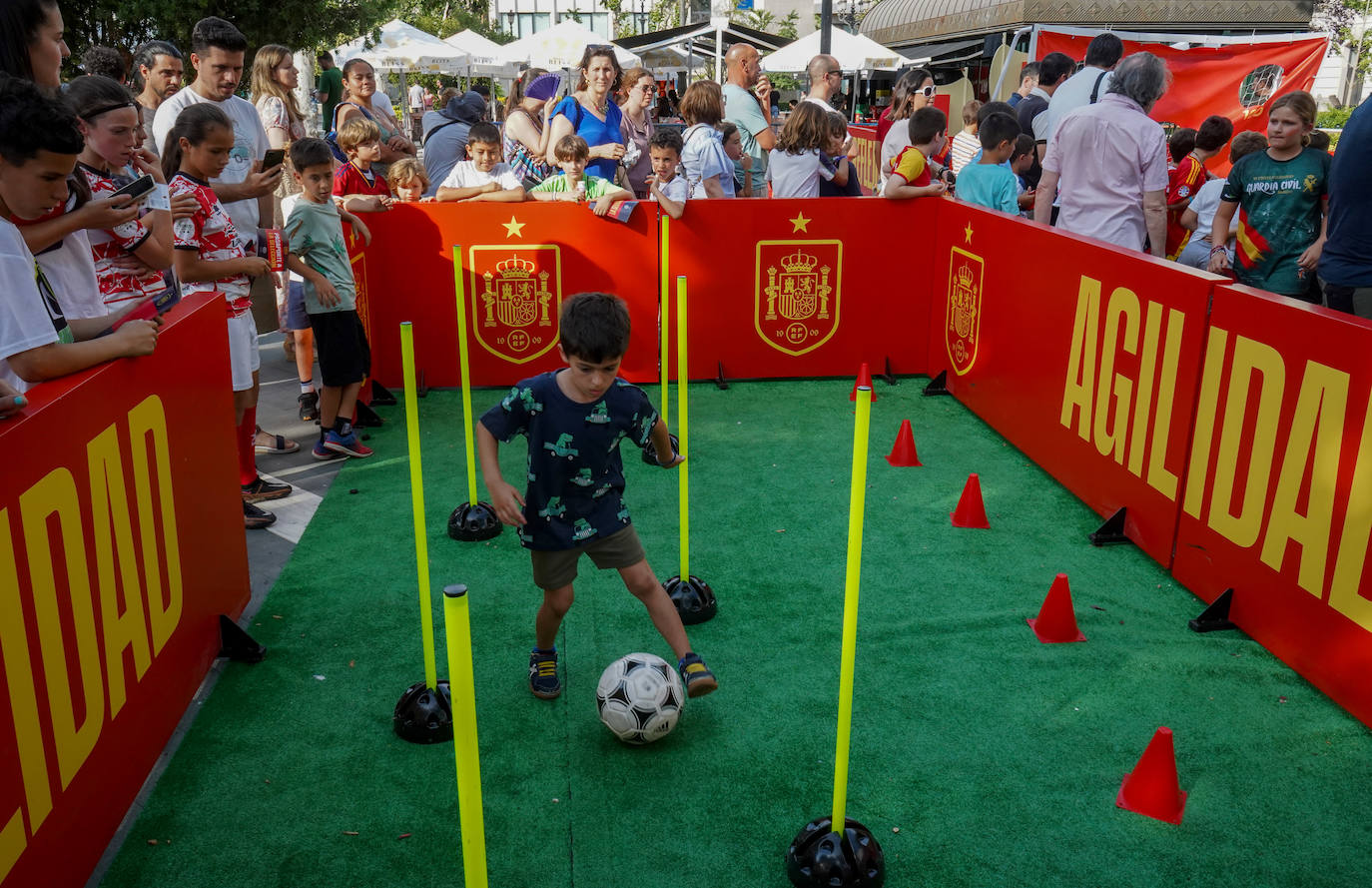 Los aficionados de la Roja disfrutan de la &#039;fan zone&#039;, en imágenes
