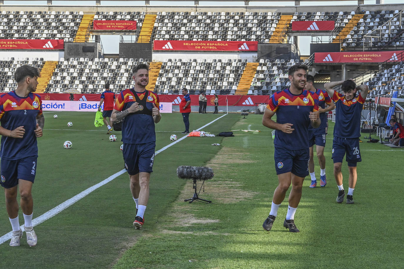 Imágenes de la rueda de prensa de la selección española en Badajoz