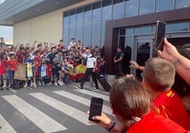 La afición arropa a la selección española a su llegada a Badajoz