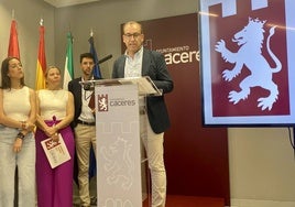 El alcalde, Rafael Mateos, durante la rueda de prensa ofrecida este martes en el Ayuntamiento junto a los concejales de Economía, Participación Ciudadana y Deportes.