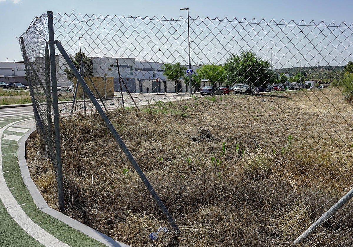 El solar en la entrada del Cerro Gordo donde se ubicará el instituto.