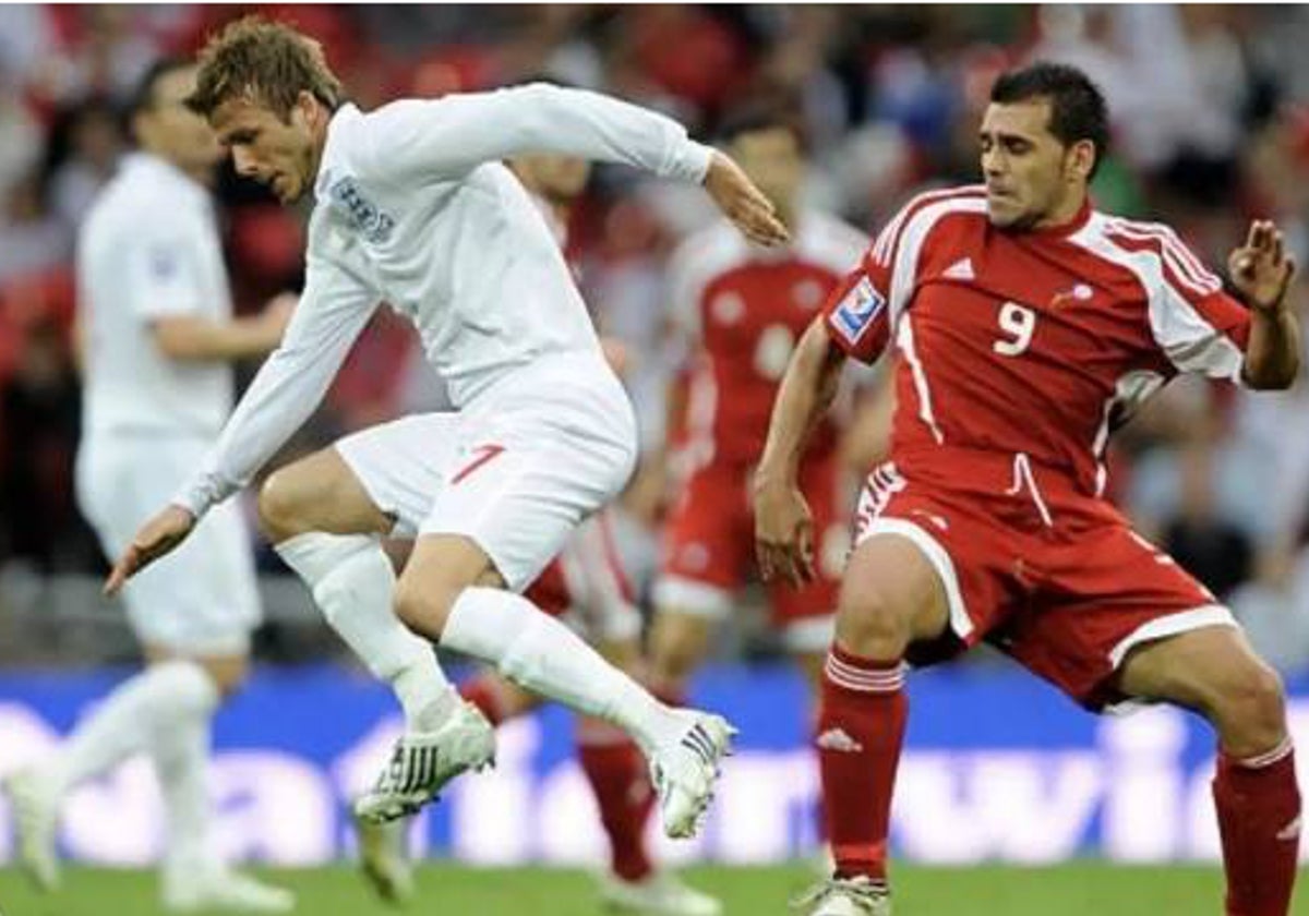 El extremeño Silva presiona a Beckham en un Inglaterra-Andorra de 2006 en Wembley.