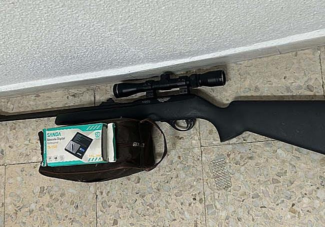 Rifle con mira telescópica encontrado por la Policía.