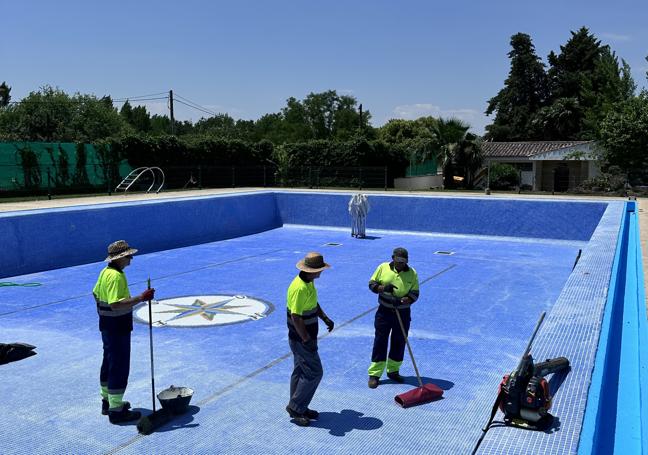 Trabajos en la piscina de Coria.