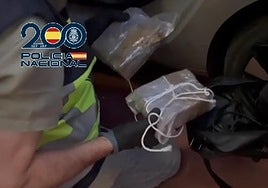 Paquetes de droga encontrados por la Policía Nacional en el interior de la 'caleta' de un vehículo sobre el que los agentes realizaron una vigilancia.