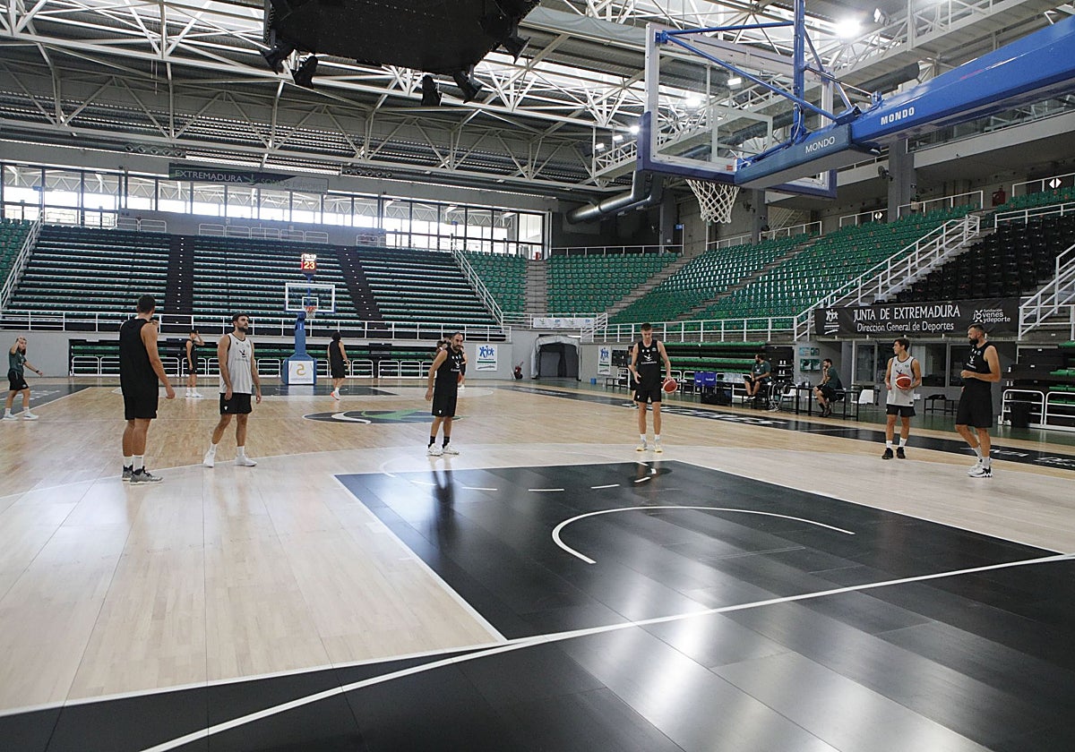 Interior del pabellón Multiusos durante un entrenamiento del Cáceres de baloncesto.